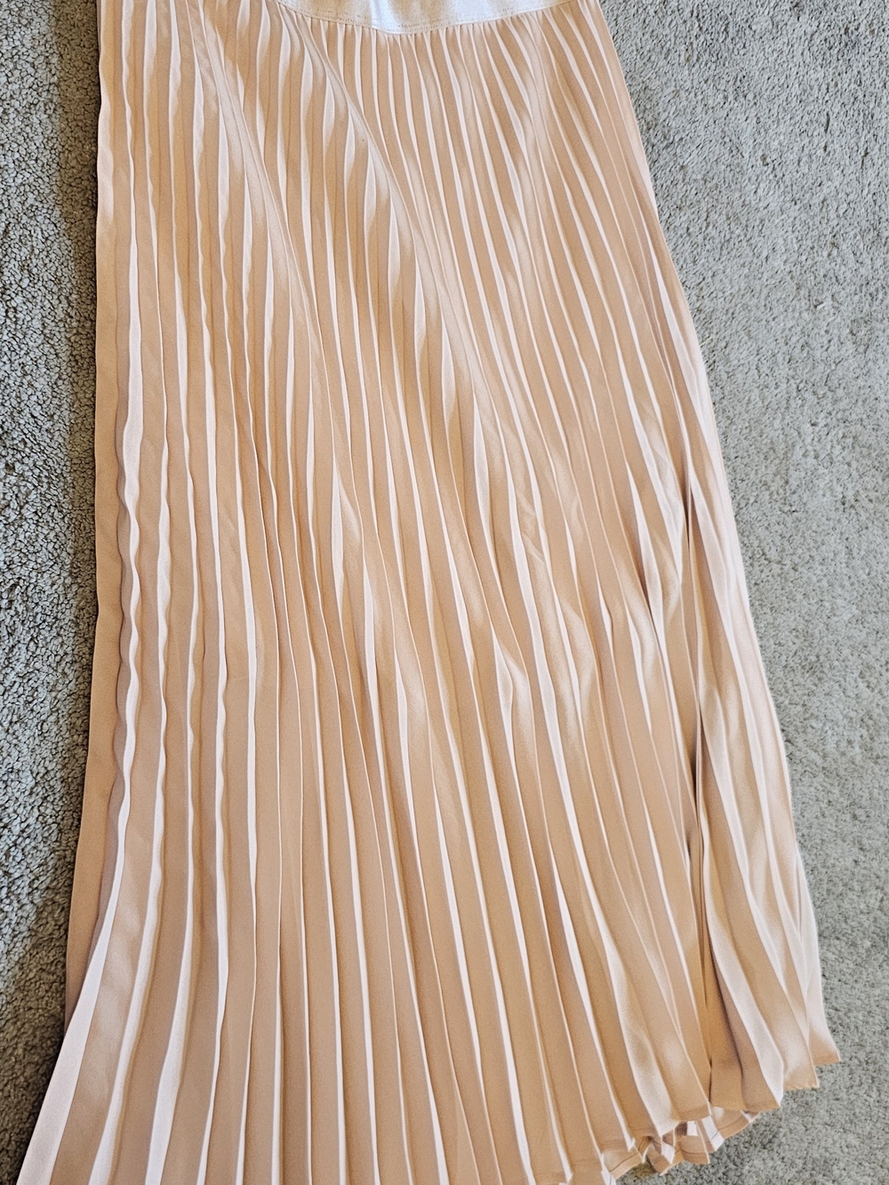 Express Pleated Midi Skirt in Light Peach